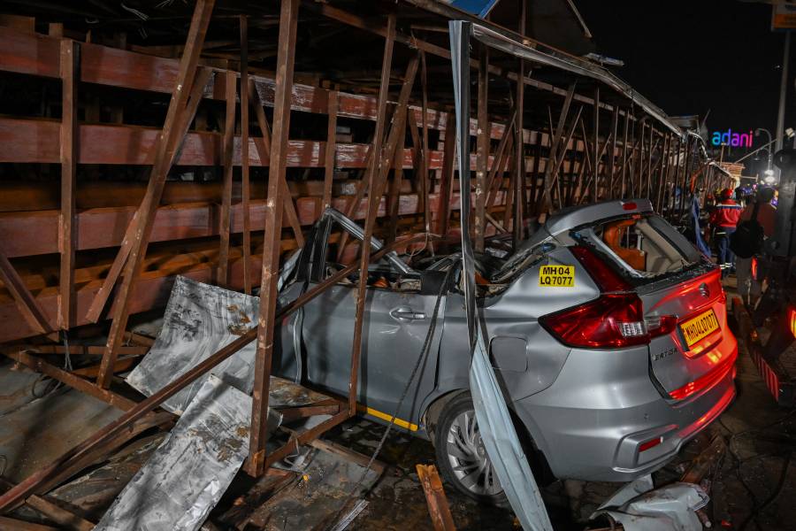 Doce muertos y 60 heridos tras la caída de una valla publicitaria en India