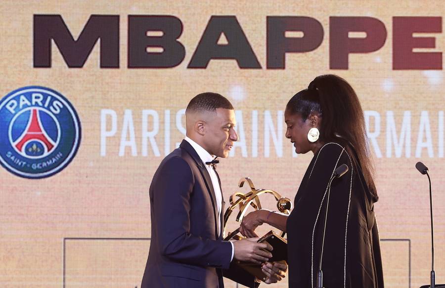 Mbappé recibe su quinto trofeo UNFP a mejor jugador de la liga francesa antes de su marcha del PSG