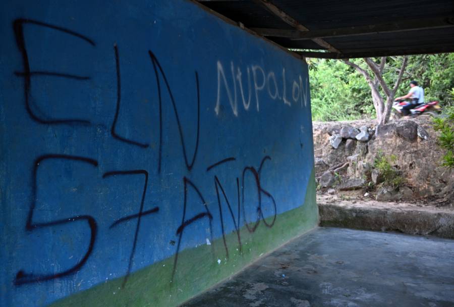 Comandante del ELN acusa a Petro de recibir fondos ilícitos en la década de los 80