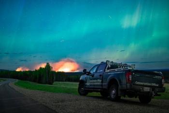 Más evacuados mientras los primeros incendios forestales arrasan el oeste de Canadá