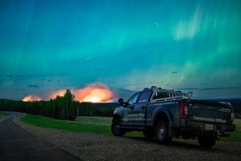 M&aacute;s evacuados mientras los primeros incendios forestales arrasan el oeste de Canad&aacute;