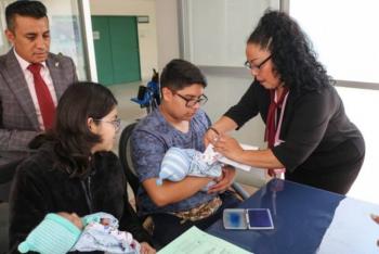 Festejan mamás mexiquenses su día con el registro de sus bebés