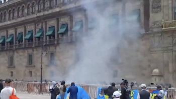 Normalistas de Ayotzinapa lanzan petardos a Palacio Nacional; reportan 26 lesionados