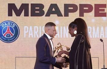 Mbapp&eacute; recibe su quinto trofeo UNFP a mejor jugador de la liga francesa antes de su marcha del PSG