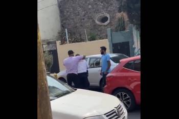 Captan a sujeto aplicando llave china a polic&iacute;a de tr&aacute;nsito en Texcoco