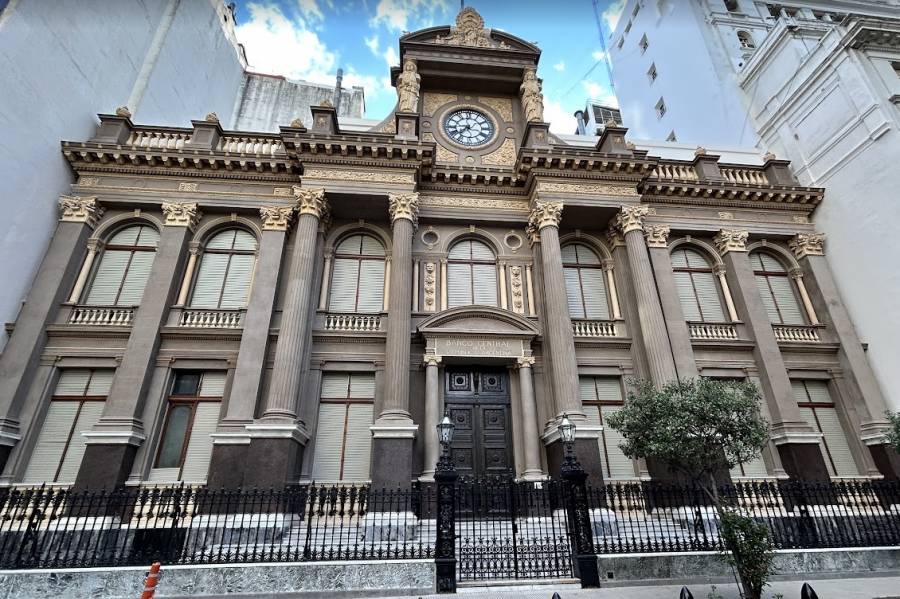 Banco Central de Argentina baja tasa de interés tras desaceleración de la inflación