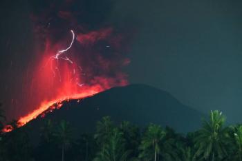 Entra en erupci&oacute;n un volc&aacute;n en el este de Indonesia