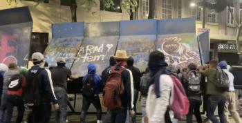 Normalistas de Guerrero protestan en la Segob; tiran vallas de protección