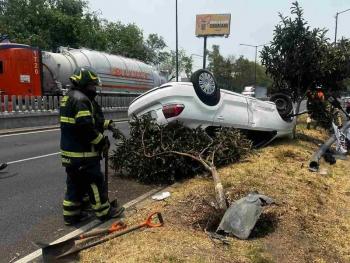 Vuelca auto en Viaducto Tlalpan, sobreviven pasajeros