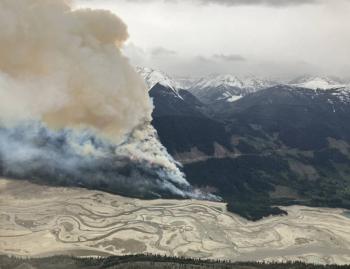 Un fuego de bosque amenaza una ciudad petrolera del oeste de Canadá, nuevas evacuaciones