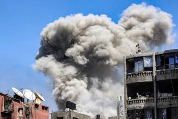 Nuevos bombardeos israel&iacute;es en Gaza y cerca de 450,000 desplazados de Rafah