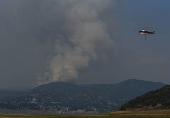 Helic&oacute;ptero de la marina combate incendio en el 