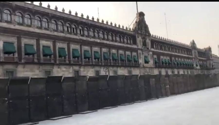 Vallas en Palacio Nacional se quedan hasta pasadas las elecciones, informa Obrador