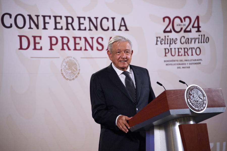 Aumenta AMLO sueldo a maestros para que superen los 17 mil mensuales