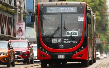 Choque entre Metrob&uacute;s y tr&aacute;iler deja siete lesionados en CDMX