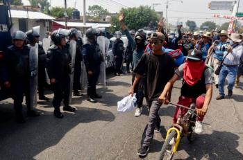 Migrantes deportados protestan en Ciudad Ju&aacute;rez contra traslados forzados a Chiapas
