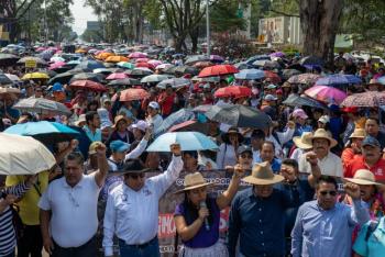Maestros marchan hacia el Zócalo de Ciudad de México y preparan plantón frente a Palacio Nacional