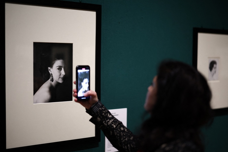 Un siglo de retratos fotográficos de la monarquía británica en exposición en Palacio de Buckingham