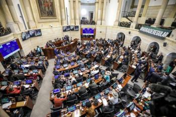 Senador alerta sobre posibles motivos detr&aacute;s de nueva reforma de salud
