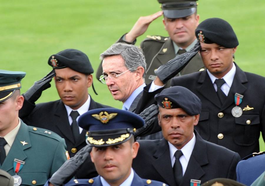 Expresidente colombiano Uribe comparece ante tribunal por caso de manipulaci&oacute;n de testigos
