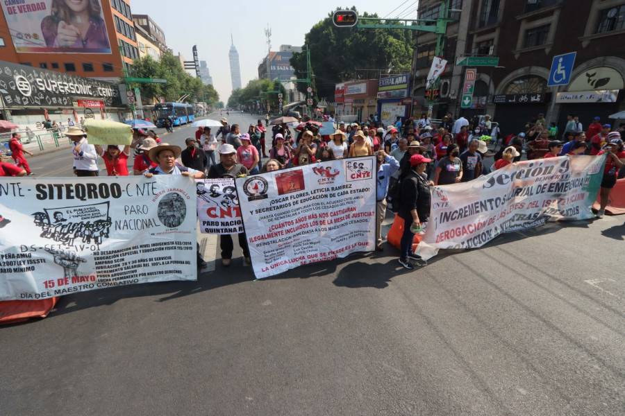 Maestros de la CNTE se manifiestan en medios de comunicación; piden exponer demandas a AMLO 