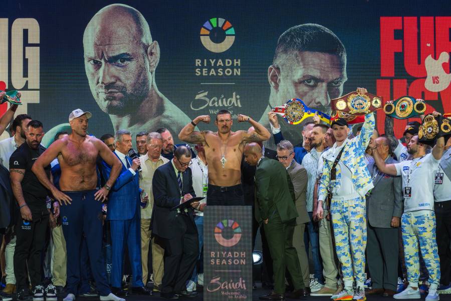 Fury empuja y amenaza a Usyk en el pesaje para su combate en Riad