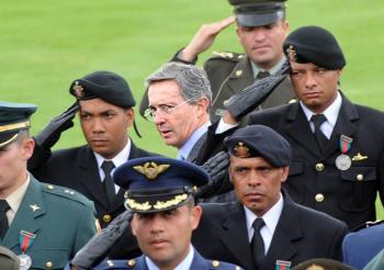 Expresidente colombiano Uribe comparece ante tribunal por caso de manipulaci&oacute;n de testigos