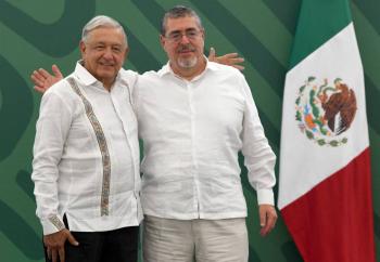 AMLO y Bernardo Ar&eacute;valo conversan sobre migraci&oacute;n
