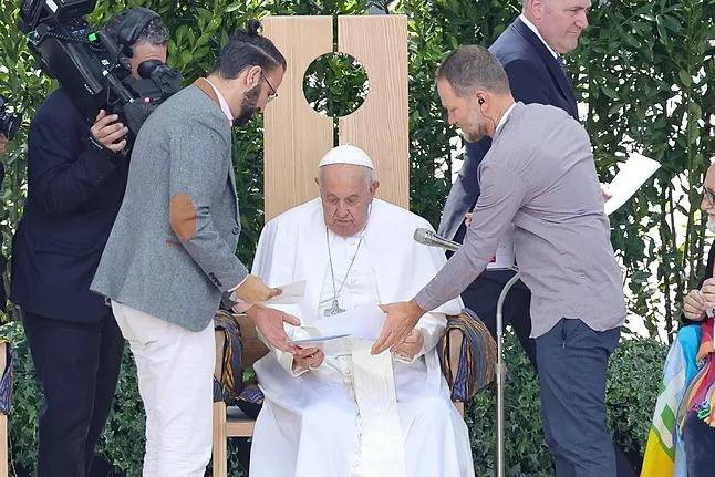 El Papa Francisco aboga por la paz en emotivo encuentro y abraza a israelí y palestino