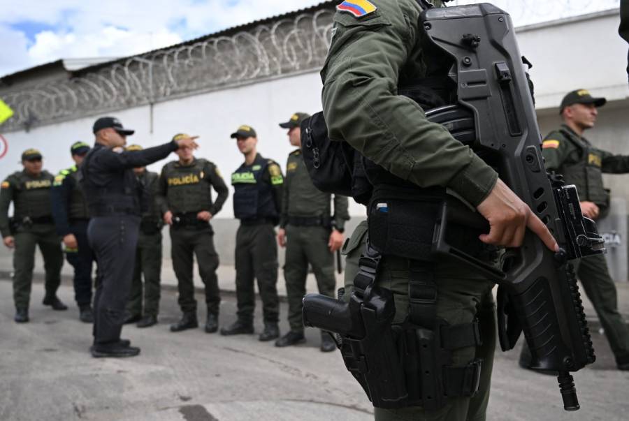 Traslado de presos en cárcel de Colombia tras el asesinato de su director