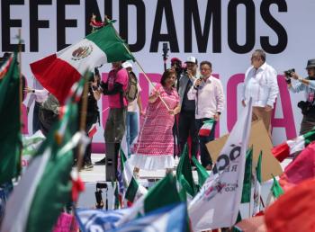 X&oacute;chitl G&aacute;lvez saluda a la Marea Rosa desde un balc&oacute;n