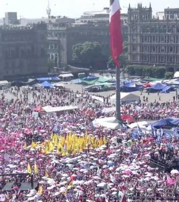 Tras el amparo concedido, se iza la bandera en el Z&oacute;calo