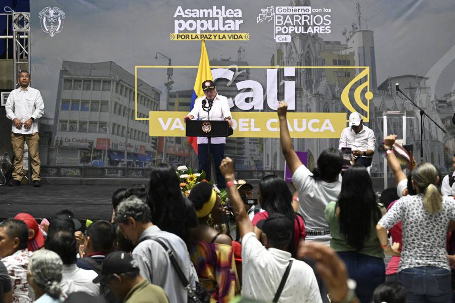 Petro reemplaza a cuestionado comandante del Ejército de Colombia