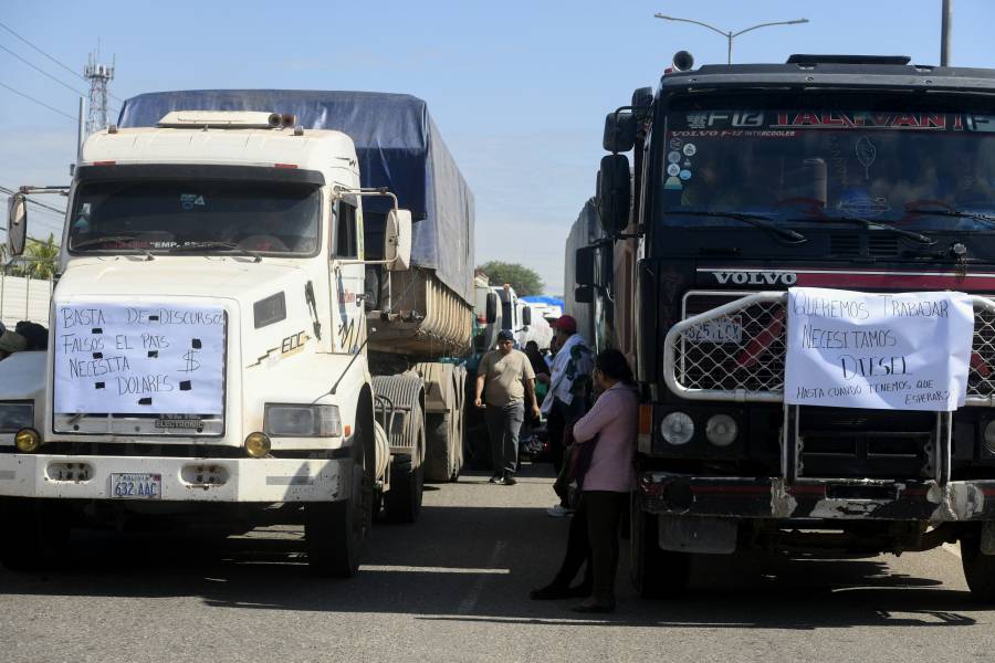 Bolivia enfrenta bloqueos por escasez de dólares que el gobierno niega