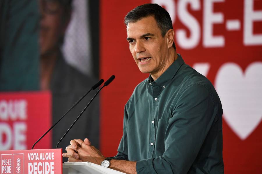 Sánchez acusa a Milei de no estar 