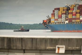 El buque portacontenedores Baltimore Bridge es reflotado y remolcado