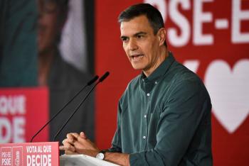S&aacute;nchez acusa a Milei de no estar 