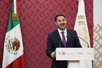 Desmiente Batres que autoridades capitalinas colocaran vallas en el Zócalo previo a “Marea Rosa”