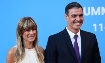De qué está acusada Begoña Gómez, la esposa del presidente español