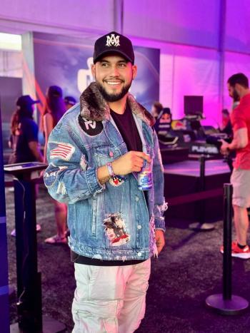 Con buen humor, Robert Nava ayuda a migrantes a evitar errores en EE.UU.