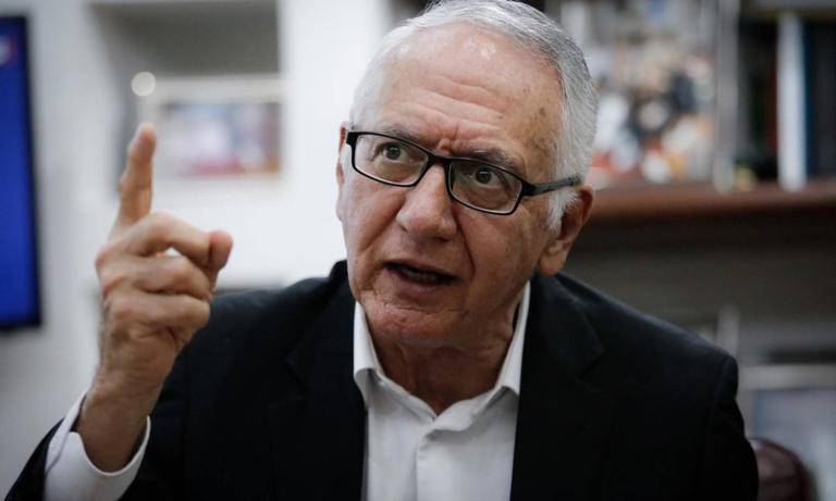 Ministro Jaramillo enfrenta críticas por crisis en salud del magisterio