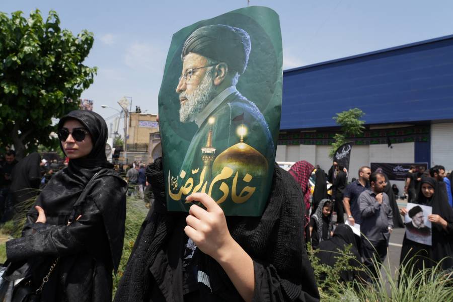 Una inmensa multitud asiste en Teherán al funeral del presidente iraní