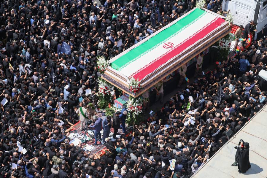 Una inmensa multitud asiste en Teher&aacute;n al funeral del presidente iran&iacute;