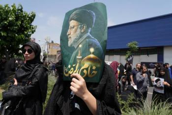 Una inmensa multitud asiste en Teher&aacute;n al funeral del presidente iran&iacute;