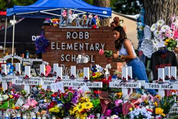 Familiares de víctimas de tiroteo en escuela de Uvalde serán indemnizados con 2 mdd