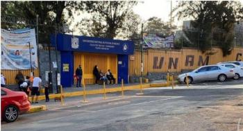 Alumnos del CCH Naucalpan en Ciudad Universitaria protestan por presencia de porros