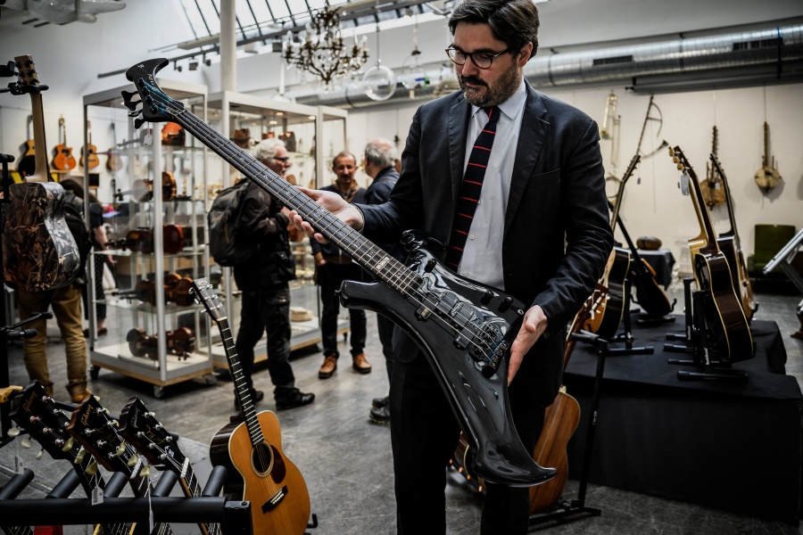 Un instrumento del bajista de The Who subastado en Francia en 17.000 d&oacute;lares