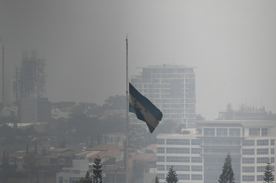 Hondure&ntilde;os vuelven a la mascarilla debido a alta contaminaci&oacute;n del aire