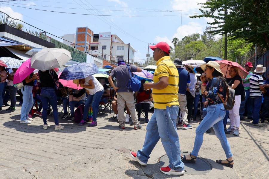 CNTE bloquea Insurgentes y vandaliza sedes del PRI y PAN en protesta por declaraciones de líderes priistas 