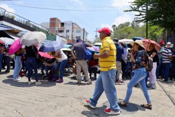 CNTE bloquea Insurgentes y vandaliza sedes del PRI y PAN en protesta por declaraciones de líderes priistas